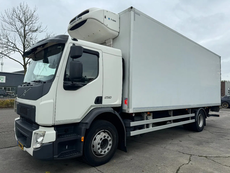 Volvo FE 250 4X2 - EURO 6 + THERMOKING T-500R + DHOLLANDIA LIFT - Camion frigorifique: photos 1 Volvo FE 250 4X2 - EURO 6 + THERMOKING T-500R + DHOLLANDIA LIFT - Camion frigorifique: photos 1