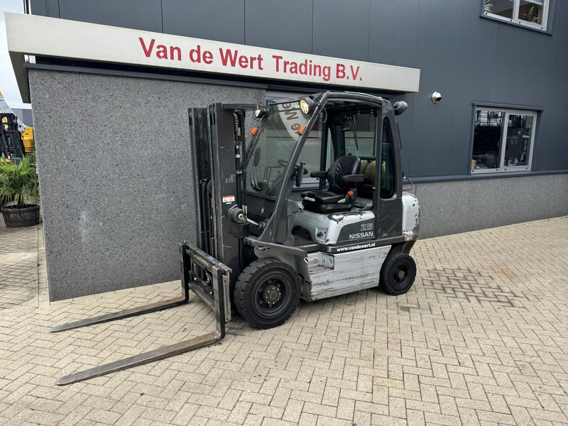 Nissan UD02A25PQ Triplo 430 Freelift/Sideshift LPG 2006 - Chariot élévateur à gaz: photos 2 Nissan UD02A25PQ Triplo 430 Freelift/Sideshift LPG 2006 - Chariot élévateur à gaz: photos 2