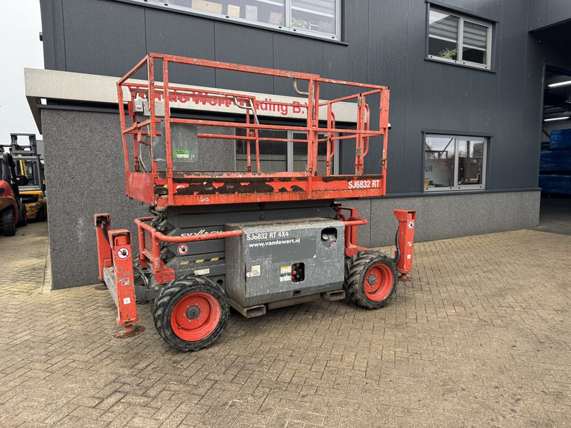 Skyjack SJ 6832RT Schaarhoogwerker SCISSOR 2014 4X4 Kubota Diesel 12M Werkhoogte - Nacelle ciseaux: photos 2 Skyjack SJ 6832RT Schaarhoogwerker SCISSOR 2014 4X4 Kubota Diesel 12M Werkhoogte - Nacelle ciseaux: photos 2
