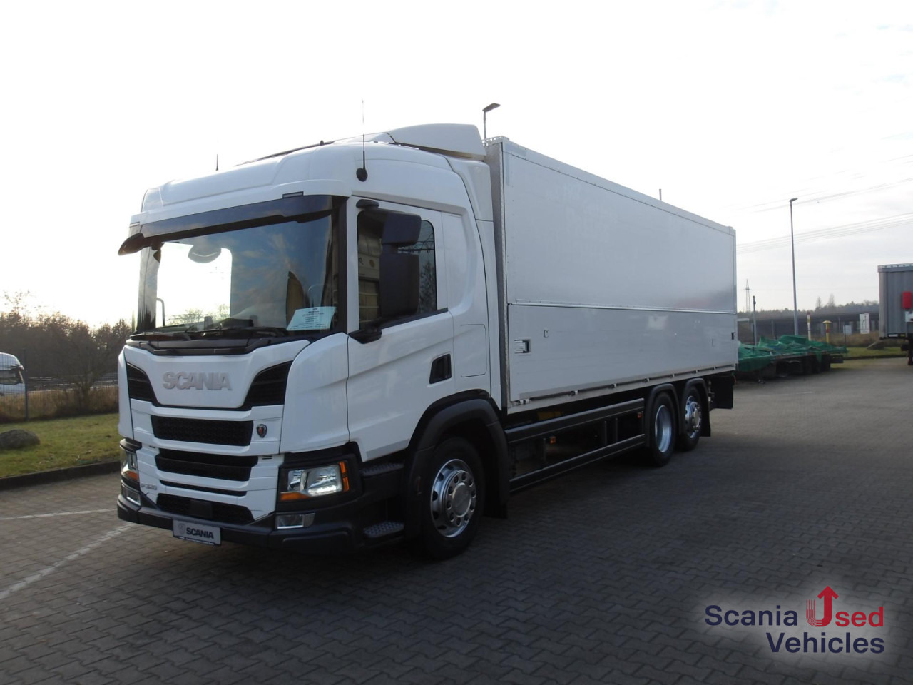 SCANIA P 320 B6x2*4NB / EWERS Schwenkwandaufbau - Camion pour le transport de boissons: photos 1 SCANIA P 320 B6x2*4NB / EWERS Schwenkwandaufbau - Camion pour le transport de boissons: photos 1