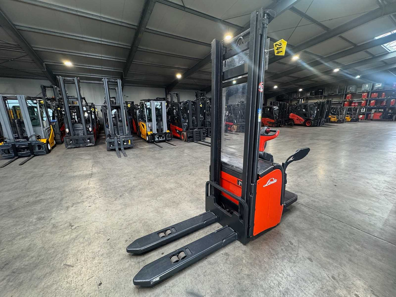 04/2012 SERVICE +UVV 10/2026 LINDE L14AP 1.400KG PALLET TRUCK ANT 2.364 HOURS - Chariot élévateur: photos 3 04/2012 SERVICE +UVV 10/2026 LINDE L14AP 1.400KG PALLET TRUCK ANT 2.364 HOURS - Chariot élévateur: photos 3