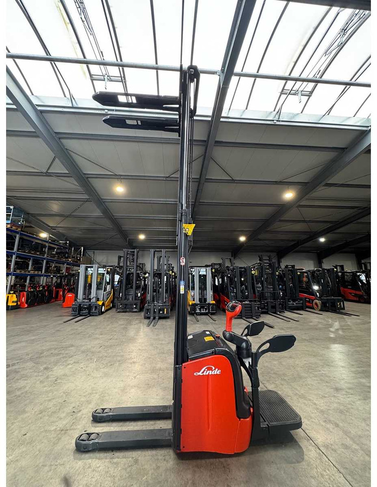 04/2012 SERVICE +UVV 10/2026 LINDE L14AP 1.400KG PALLET TRUCK ANT 2.364 HOURS - Chariot élévateur: photos 2 04/2012 SERVICE +UVV 10/2026 LINDE L14AP 1.400KG PALLET TRUCK ANT 2.364 HOURS - Chariot élévateur: photos 2