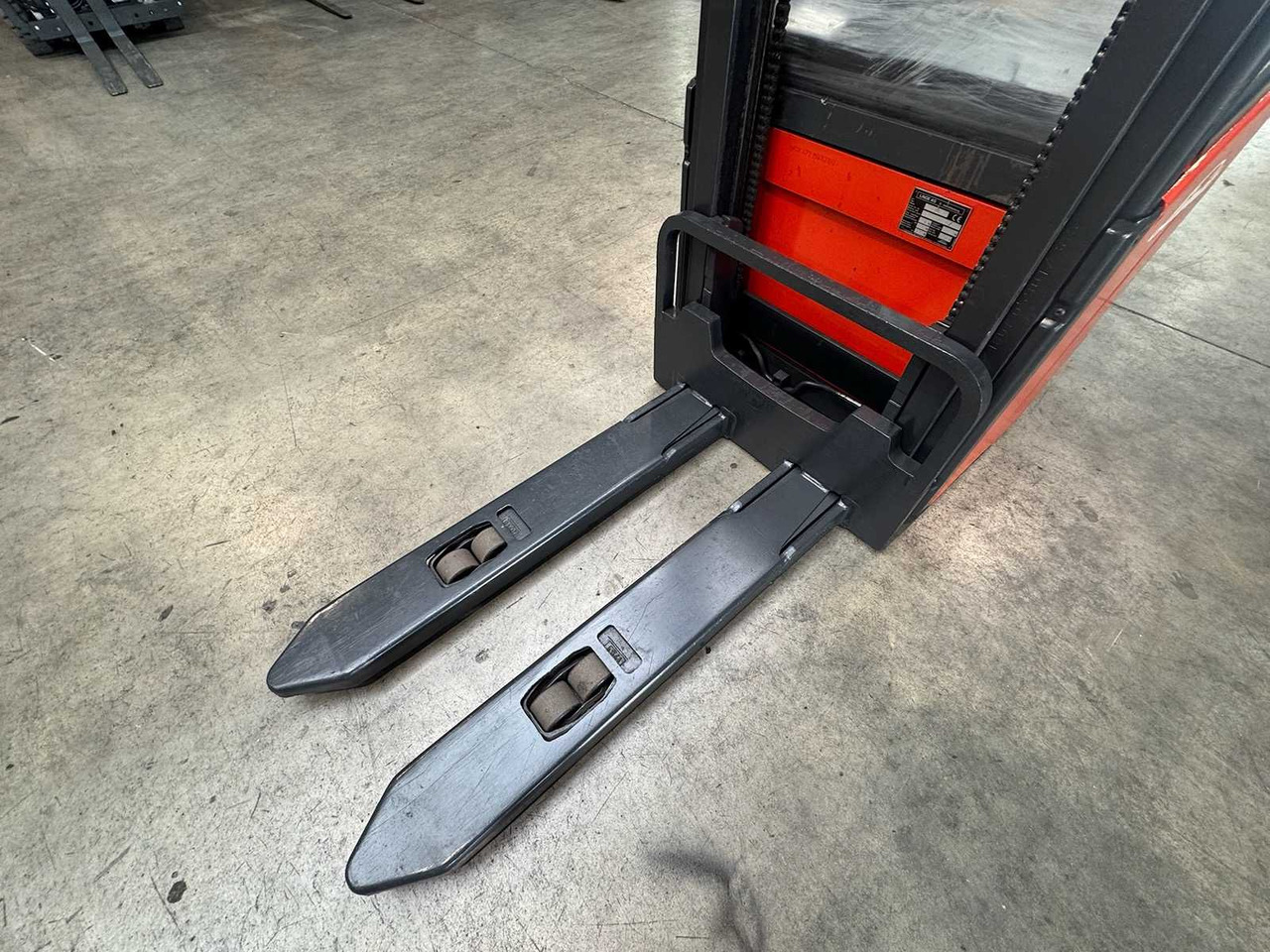 04/2012 SERVICE +UVV 10/2026 LINDE L14AP 1.400KG PALLET TRUCK ANT 2.364 HOURS - Chariot élévateur: photos 4 04/2012 SERVICE +UVV 10/2026 LINDE L14AP 1.400KG PALLET TRUCK ANT 2.364 HOURS - Chariot élévateur: photos 4