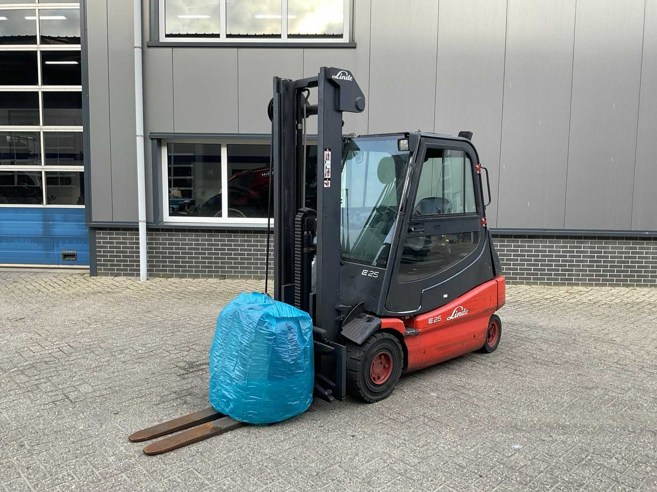 2004 LINDE E25-02 FORKLIFT - Chariot élévateur: photos 1 2004 LINDE E25-02 FORKLIFT - Chariot élévateur: photos 1
