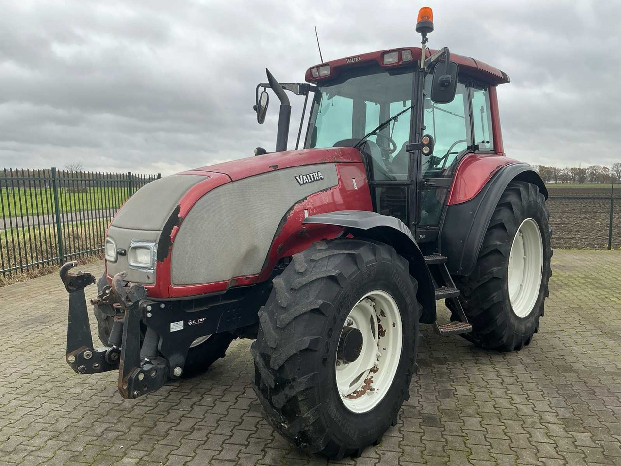 2004 VALTRA T120 ALL-WHEEL DRIVE FARM TRACTOR - Tracteur agricole: photos 1 2004 VALTRA T120 ALL-WHEEL DRIVE FARM TRACTOR - Tracteur agricole: photos 1