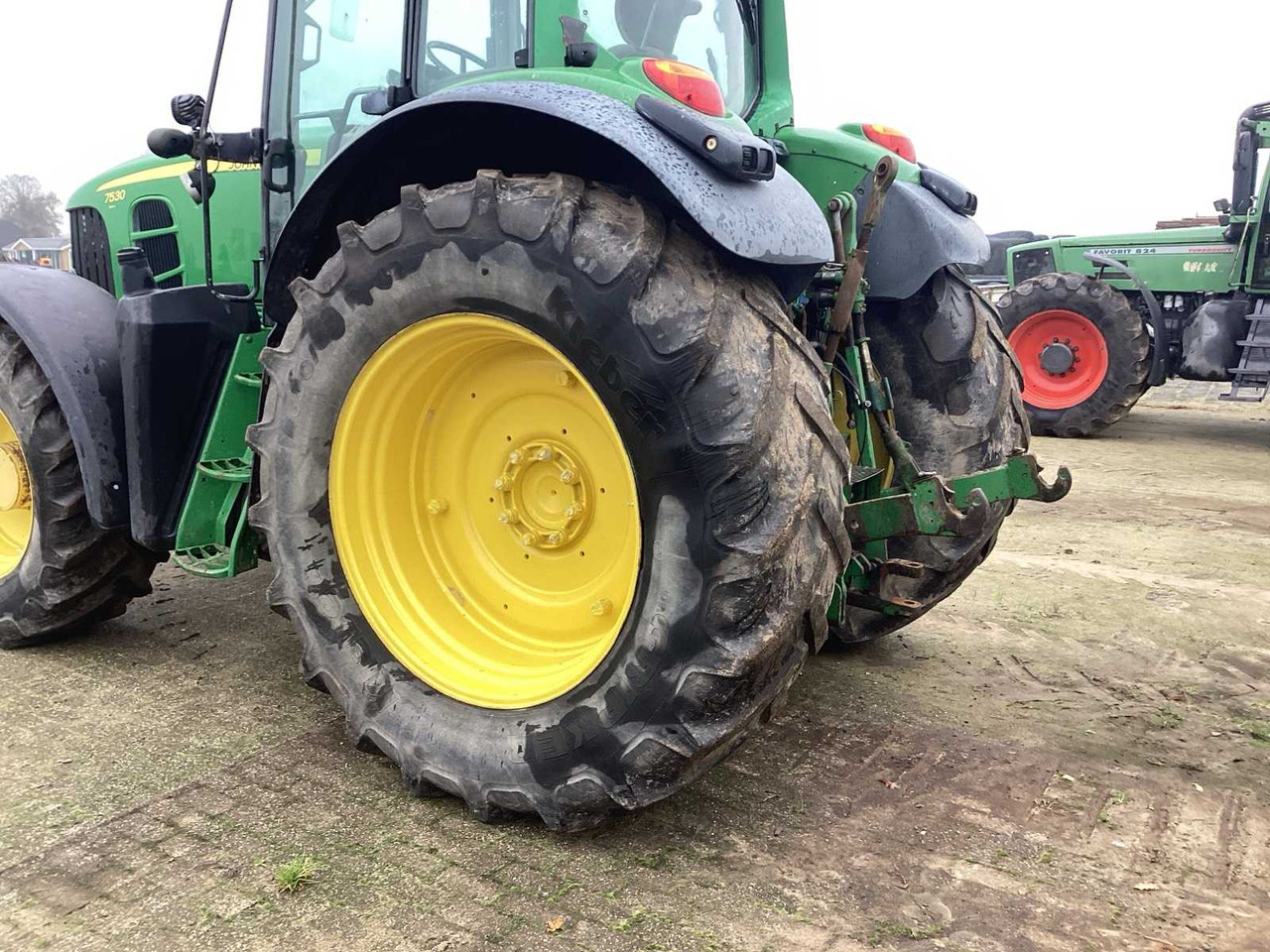 2008 JOHN DEERE 7530 PREMIUM FOUR WHEEL DRIVE FARM TRACTOR - Tracteur agricole: photos 5 2008 JOHN DEERE 7530 PREMIUM FOUR WHEEL DRIVE FARM TRACTOR - Tracteur agricole: photos 5