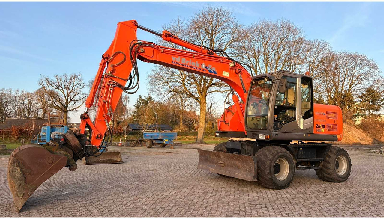 2009 HITACHI ZX140W-3 WHEELED EXCAVATOR - Pelle sur pneus: photos 1 2009 HITACHI ZX140W-3 WHEELED EXCAVATOR - Pelle sur pneus: photos 1