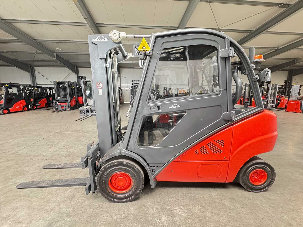 2010 S+UVV 06/26 LINDE H30D 3.+4.VALVE TRIPLEX 466CM DIESEL FORKLIFT 12.073 HOURS - Chariot élévateur: photos 1 2010 S+UVV 06/26 LINDE H30D 3.+4.VALVE TRIPLEX 466CM DIESEL FORKLIFT 12.073 HOURS - Chariot élévateur: photos 1
