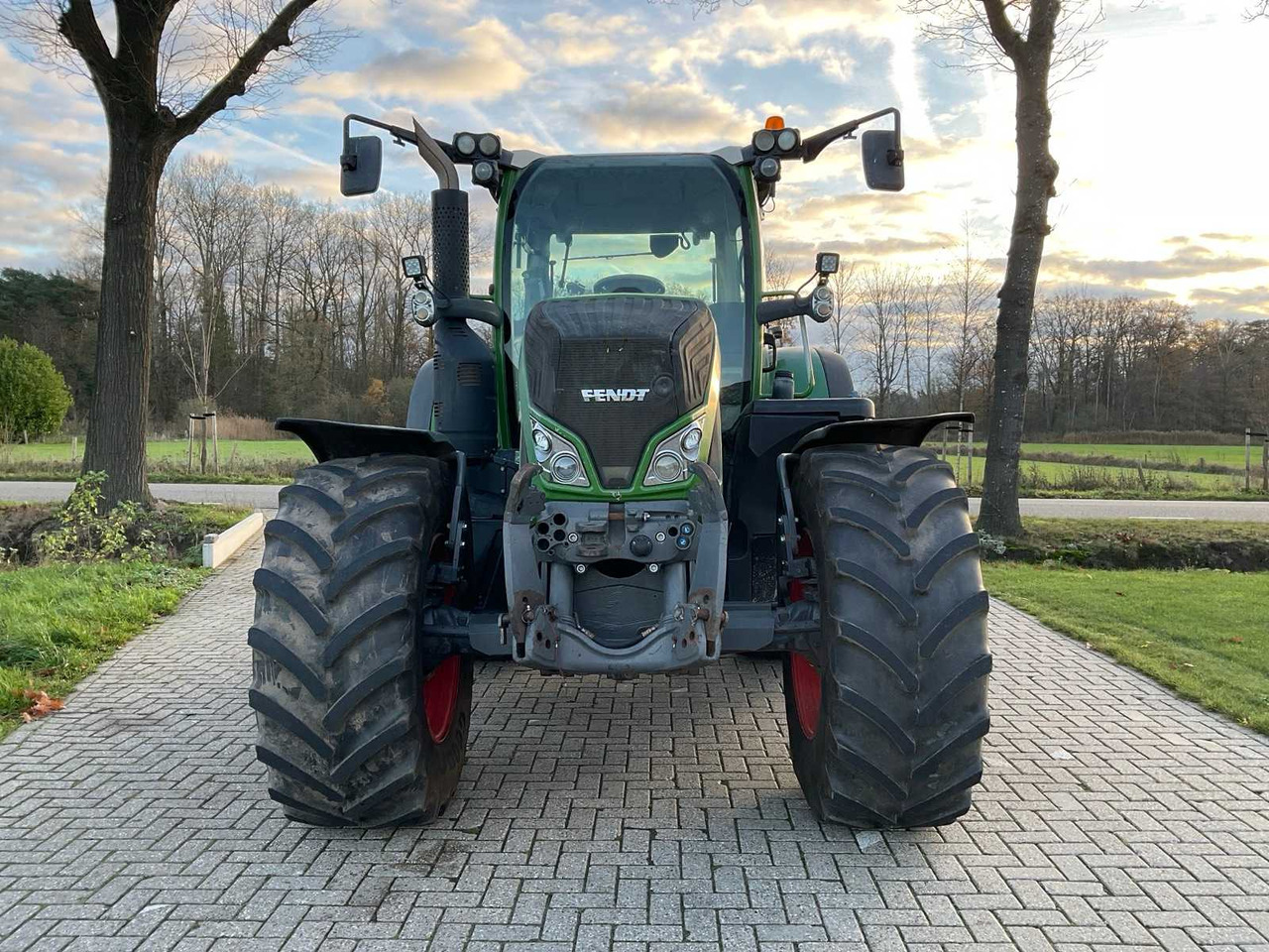 2017 FENDT 720 VARIO S4 ALL-WHEEL DRIVE AGRICULTURAL TRACTOR - Tracteur agricole: photos 3 2017 FENDT 720 VARIO S4 ALL-WHEEL DRIVE AGRICULTURAL TRACTOR - Tracteur agricole: photos 3