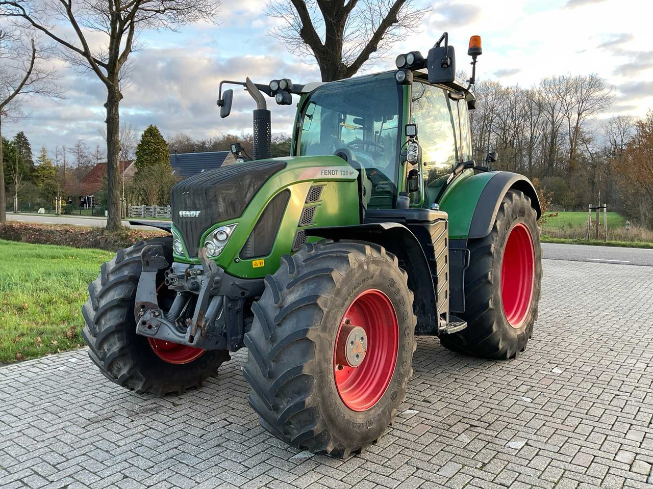 2017 FENDT 720 VARIO S4 ALL-WHEEL DRIVE AGRICULTURAL TRACTOR - Tracteur agricole: photos 2 2017 FENDT 720 VARIO S4 ALL-WHEEL DRIVE AGRICULTURAL TRACTOR - Tracteur agricole: photos 2