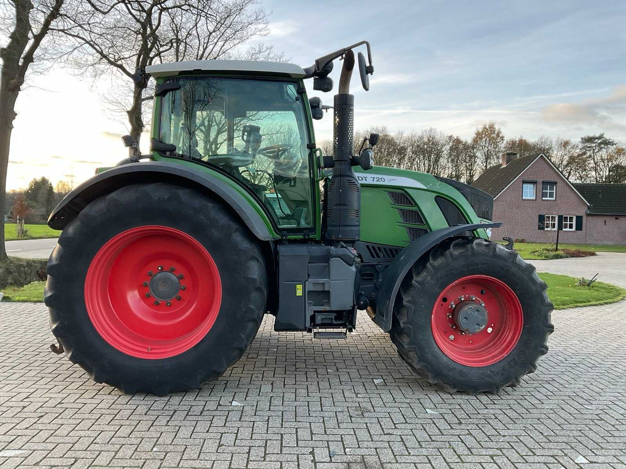 2017 FENDT 720 VARIO S4 ALL-WHEEL DRIVE AGRICULTURAL TRACTOR - Tracteur agricole: photos 5 2017 FENDT 720 VARIO S4 ALL-WHEEL DRIVE AGRICULTURAL TRACTOR - Tracteur agricole: photos 5