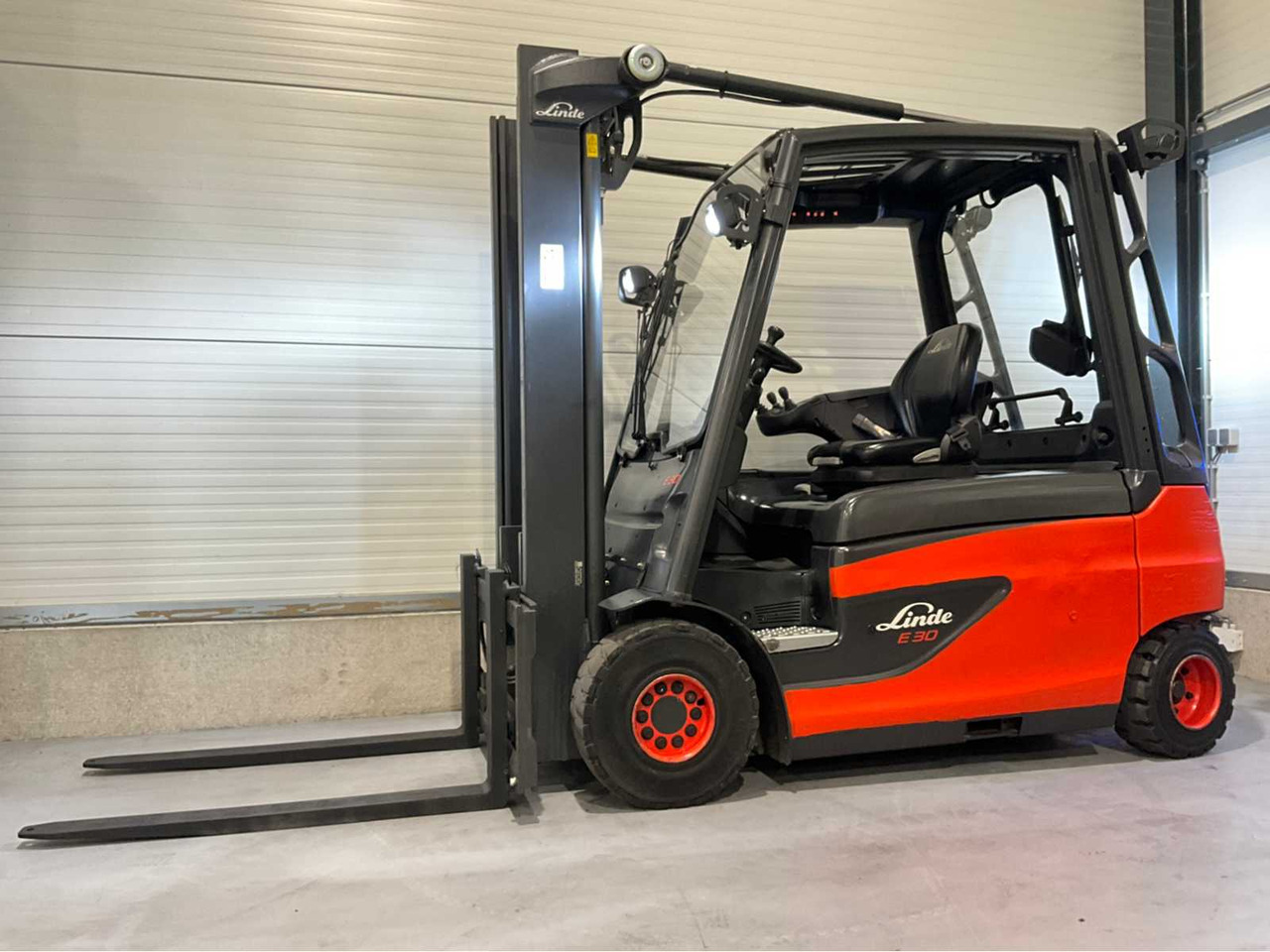 2017 LINDE E30L-01 3000KG FORKLIFT - Chariot élévateur: photos 1 2017 LINDE E30L-01 3000KG FORKLIFT - Chariot élévateur: photos 1