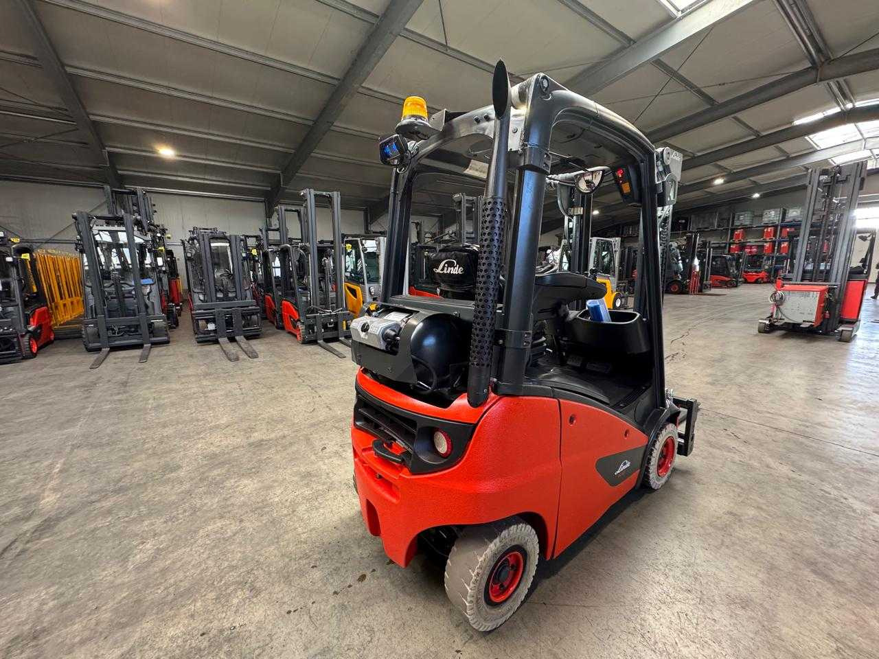 2017 SERVICE + UVV 10/2026 LINDE H16T 1,600KG 3RD + 4TH VALVE FORK ADJUSTER GAS FORKLIFT 6,710 HOURS - Chariot élévateur: photos 3 2017 SERVICE + UVV 10/2026 LINDE H16T 1,600KG 3RD + 4TH VALVE FORK ADJUSTER GAS FORKLIFT 6,710 HOURS - Chariot élévateur: photos 3
