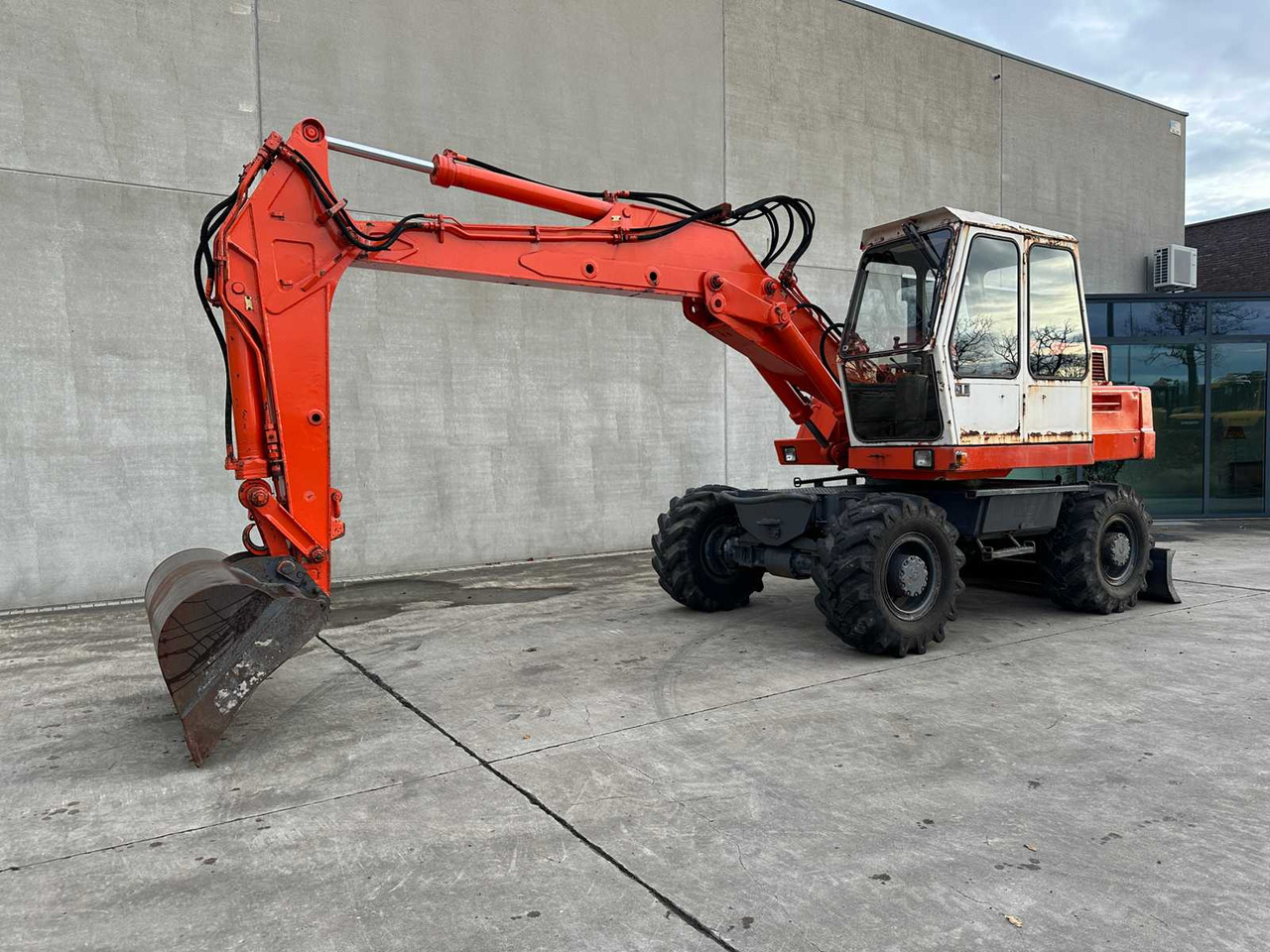 ATLAS - 1985 - 1302E - WHEELED EXCAVATOR - Pelle sur pneus: photos 1 ATLAS - 1985 - 1302E - WHEELED EXCAVATOR - Pelle sur pneus: photos 1