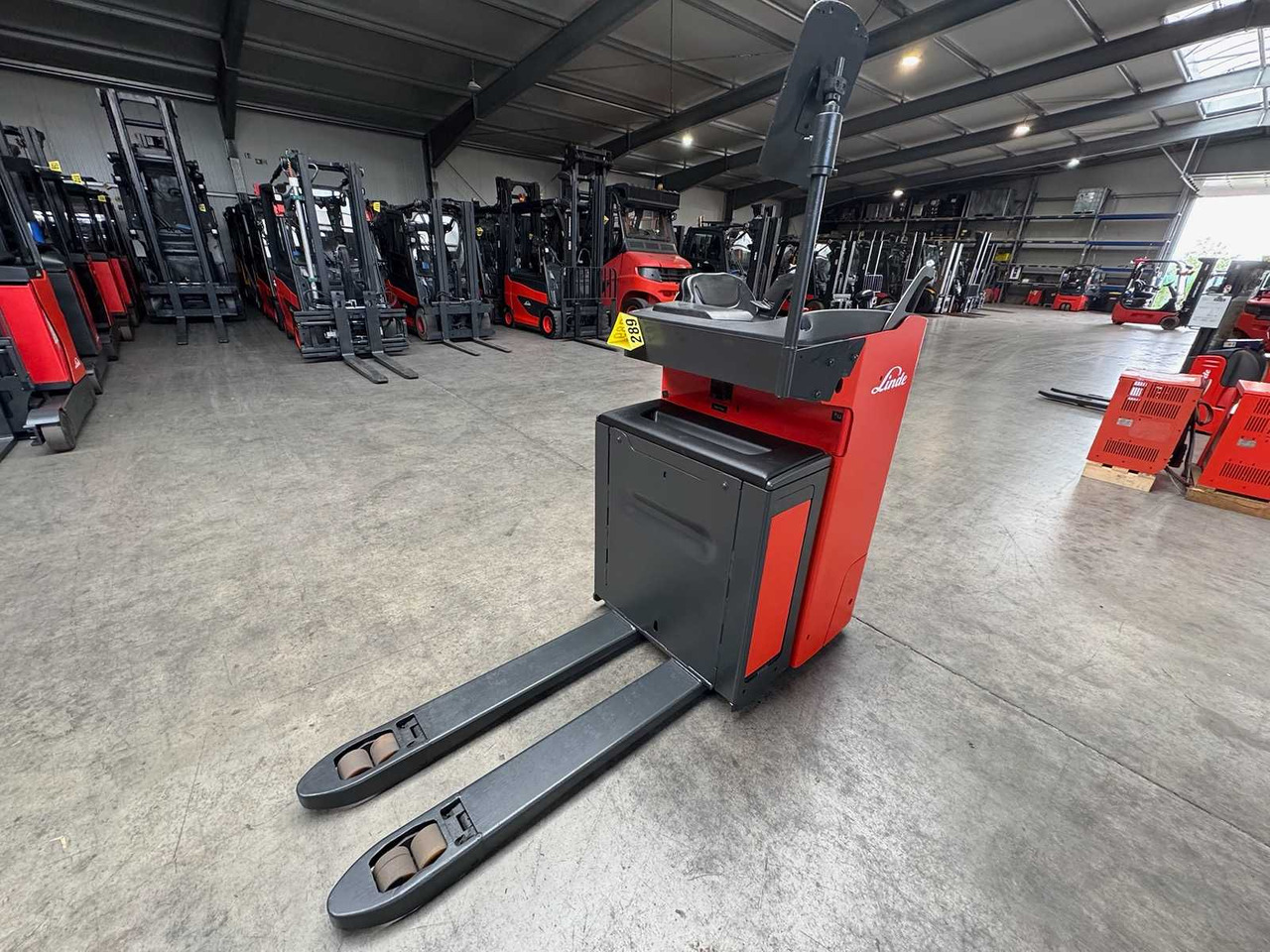 BATTERY 46/2023 BJ.2020 SERVICE + UVV 08/2026 LINDE T20R PALLET TRUCK STACKER ANT 4,715 HOURS - Chariot élévateur: photos 5 BATTERY 46/2023 BJ.2020 SERVICE + UVV 08/2026 LINDE T20R PALLET TRUCK STACKER ANT 4,715 HOURS - Chariot élévateur: photos 5