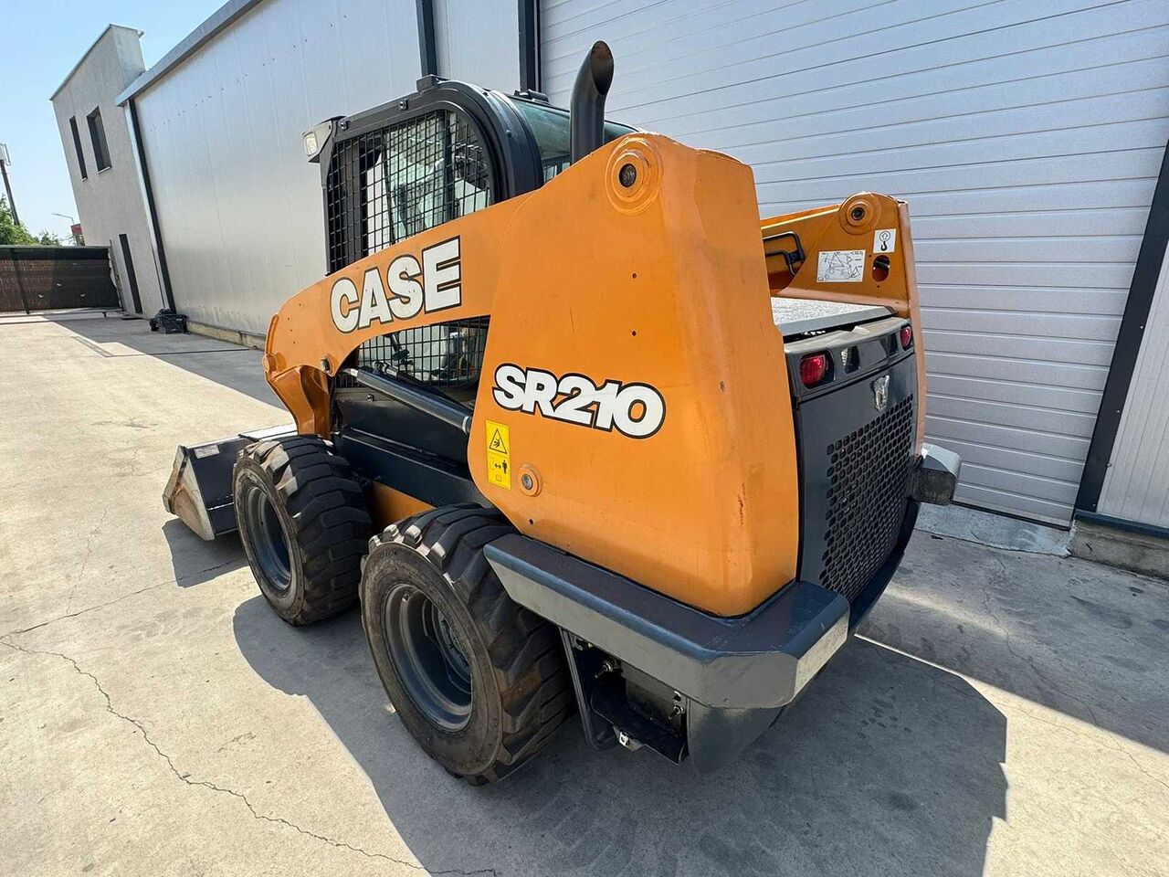 CASE SR210 COMPACT LOADER WITH RADIAL LIFT GEOMETRY - Chargeuse compacte sur chenilles: photos 5 CASE SR210 COMPACT LOADER WITH RADIAL LIFT GEOMETRY - Chargeuse compacte sur chenilles: photos 5