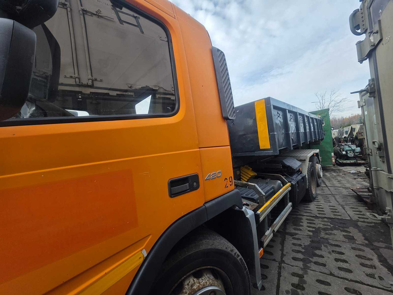 VOLVO - FM/FH - 6X 2R - HOOKLIFT TRUCK WITH CONTAINER - 2002 - Camion: photos 3 VOLVO - FM/FH - 6X 2R - HOOKLIFT TRUCK WITH CONTAINER - 2002 - Camion: photos 3