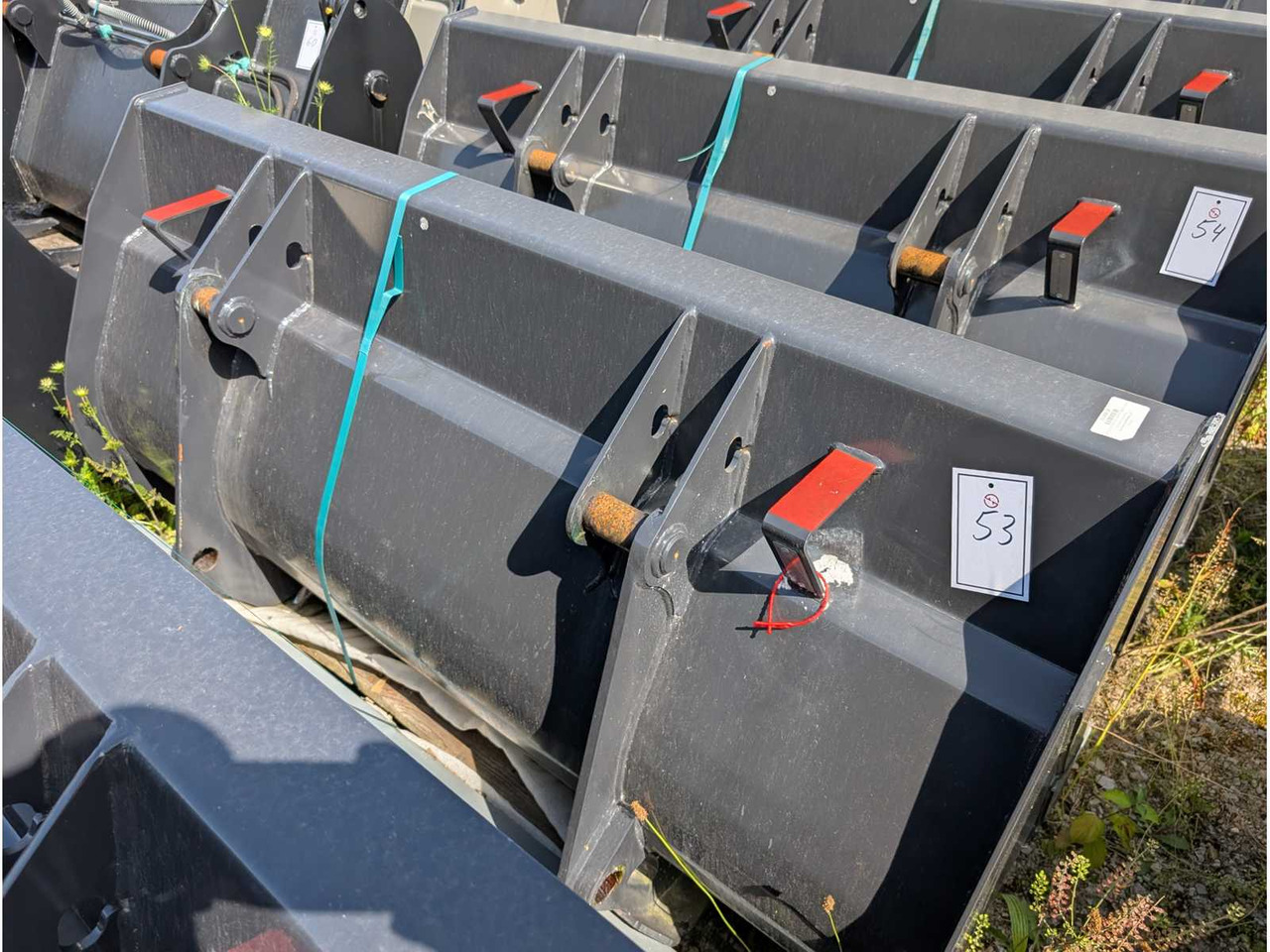 DEKPOL STEEL SP. Z.O.O. LOADING BUCKET WITH TEETH - AS - 1850 MM - 0.80 CBM - Chargeuse sur pneus: photos 1 DEKPOL STEEL SP. Z.O.O. LOADING BUCKET WITH TEETH - AS - 1850 MM - 0.80 CBM - Chargeuse sur pneus: photos 1