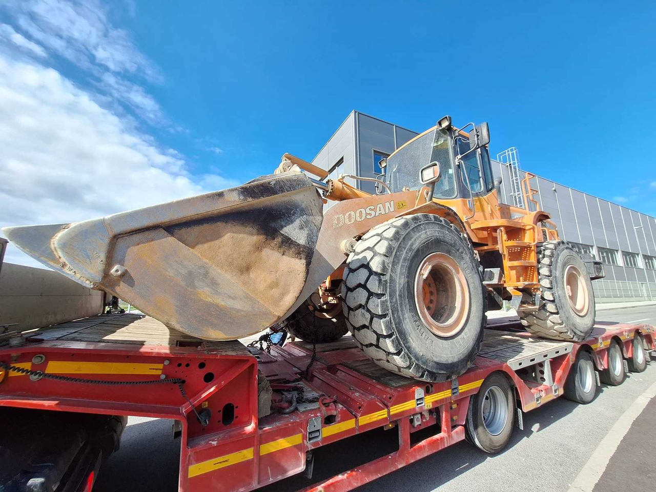 DOOSAN DL 300 - Chargeuse sur pneus: photos 2 DOOSAN DL 300 - Chargeuse sur pneus: photos 2