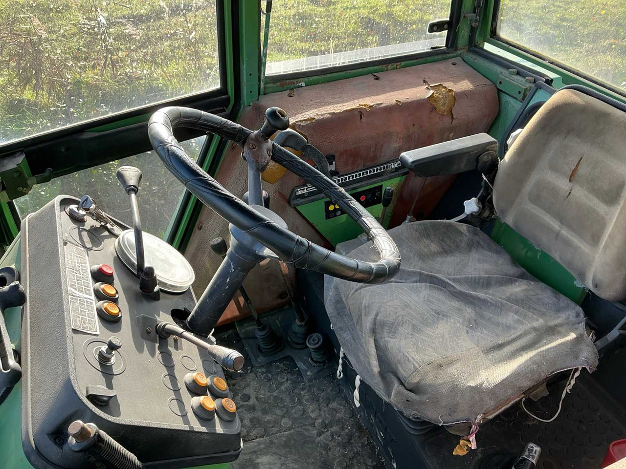 Tracteur agricole FENDT FARMER 309 LSA TURBOMATIK FOUR-WHEEL DRIVE AGRICULTURAL TRACTOR: photos 18 Tracteur agricole FENDT FARMER 309 LSA TURBOMATIK FOUR-WHEEL DRIVE AGRICULTURAL TRACTOR: photos 18