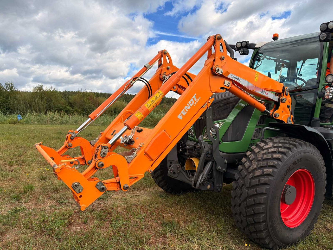 Fendt 4X75 - Chargeur frontal pour tracteur: photos 1 Fendt 4X75 - Chargeur frontal pour tracteur: photos 1