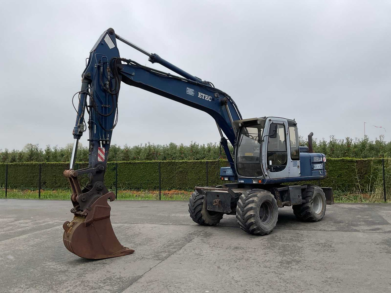 Fiat Hitachi Etec 815B - Pelle sur pneus: photos 2 Fiat Hitachi Etec 815B - Pelle sur pneus: photos 2