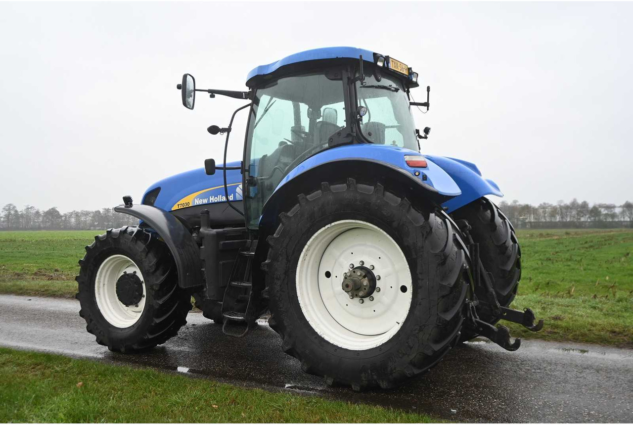 NEW HOLLAND - 2007 - T7030 - ALL-WHEEL DRIVE FARM TRACTOR - Tracteur agricole: photos 4 NEW HOLLAND - 2007 - T7030 - ALL-WHEEL DRIVE FARM TRACTOR - Tracteur agricole: photos 4