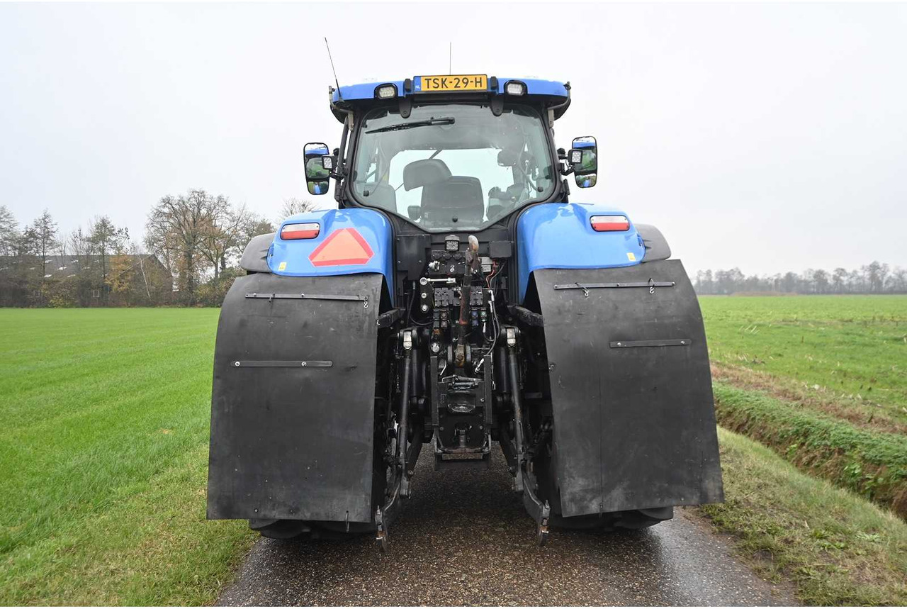 NEW HOLLAND - 2011 - T7070 - ALL-WHEEL DRIVE FARM TRACTOR - Tracteur agricole: photos 5 NEW HOLLAND - 2011 - T7070 - ALL-WHEEL DRIVE FARM TRACTOR - Tracteur agricole: photos 5