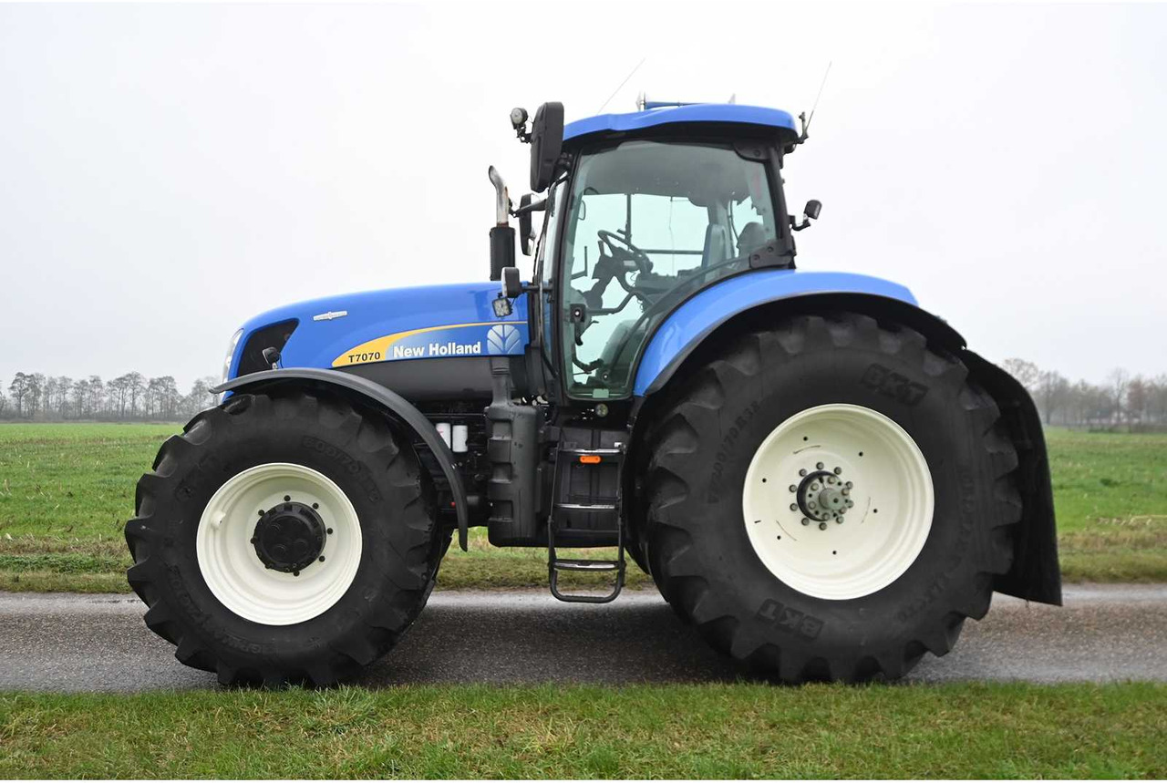 NEW HOLLAND - 2011 - T7070 - ALL-WHEEL DRIVE FARM TRACTOR - Tracteur agricole: photos 3 NEW HOLLAND - 2011 - T7070 - ALL-WHEEL DRIVE FARM TRACTOR - Tracteur agricole: photos 3