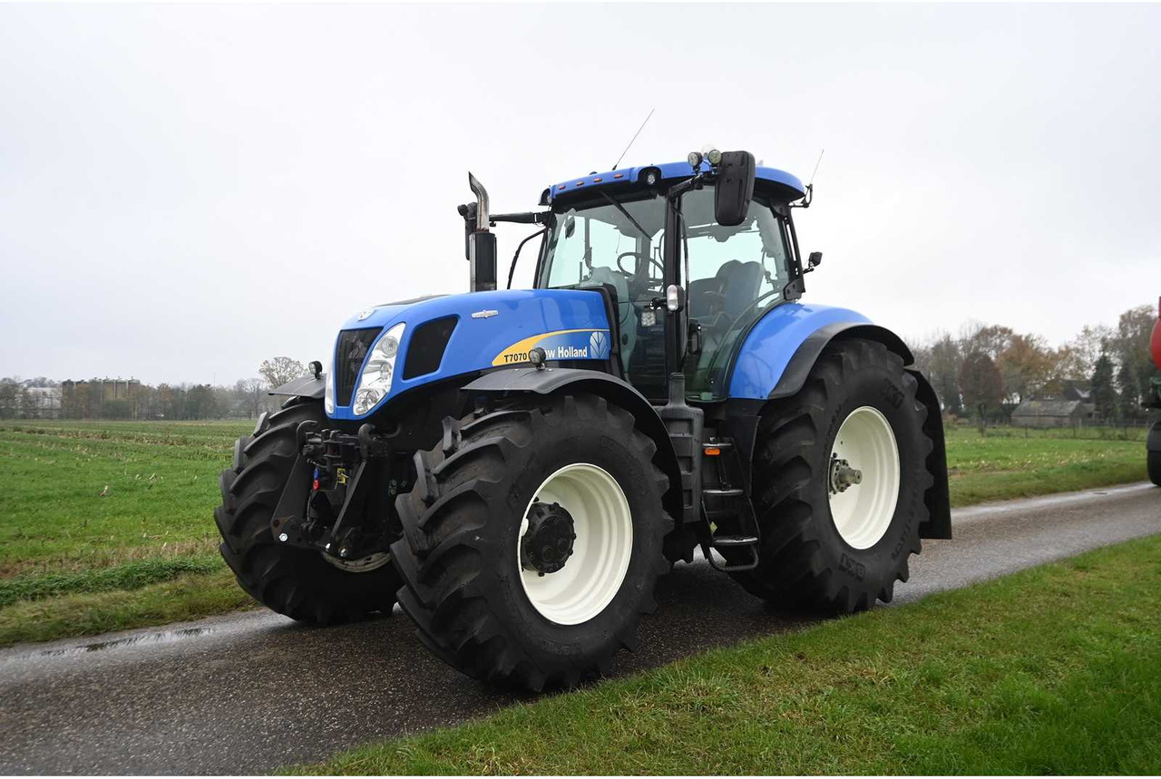 NEW HOLLAND - 2011 - T7070 - ALL-WHEEL DRIVE FARM TRACTOR - Tracteur agricole: photos 1 NEW HOLLAND - 2011 - T7070 - ALL-WHEEL DRIVE FARM TRACTOR - Tracteur agricole: photos 1