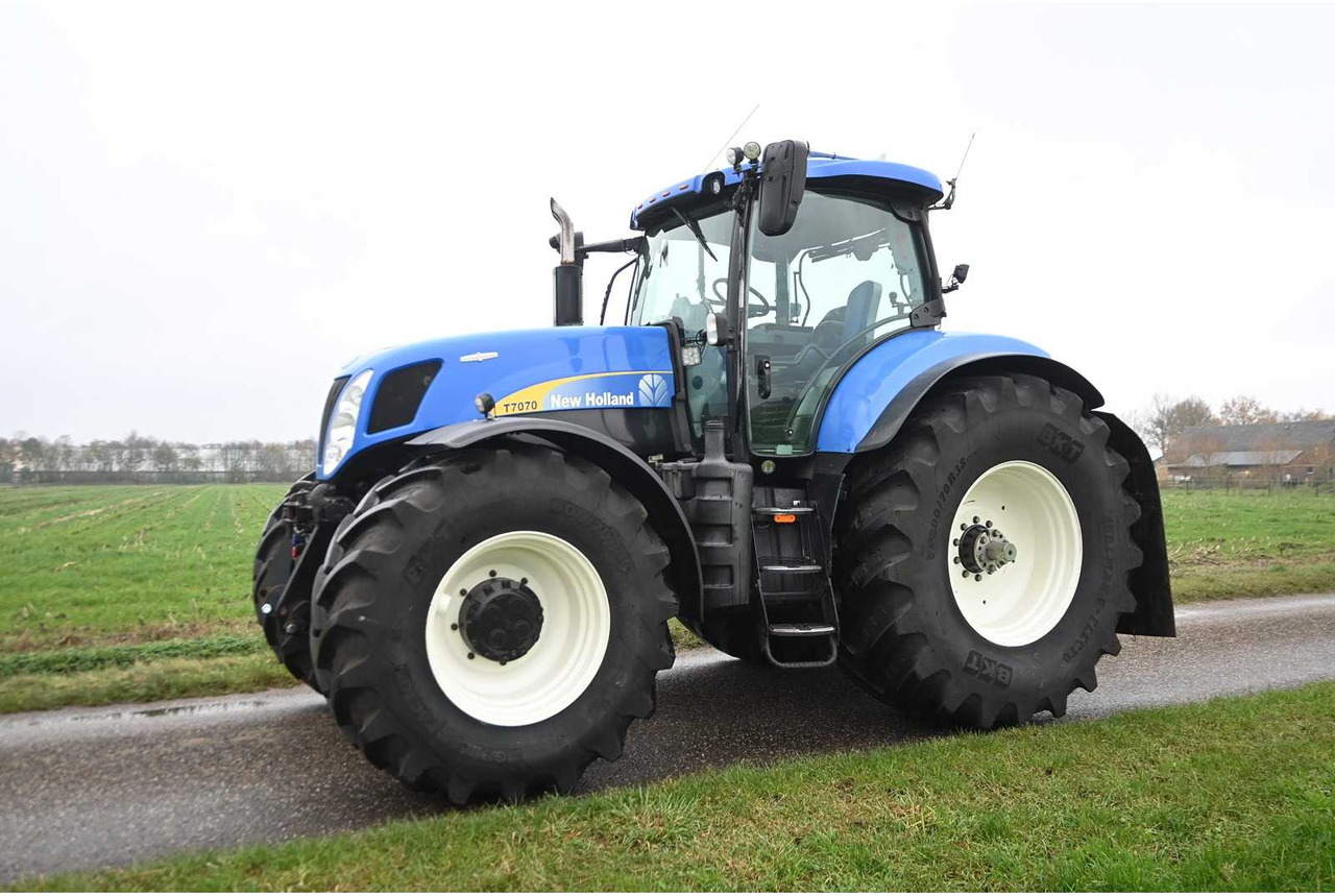 NEW HOLLAND - 2011 - T7070 - ALL-WHEEL DRIVE FARM TRACTOR - Tracteur agricole: photos 2 NEW HOLLAND - 2011 - T7070 - ALL-WHEEL DRIVE FARM TRACTOR - Tracteur agricole: photos 2