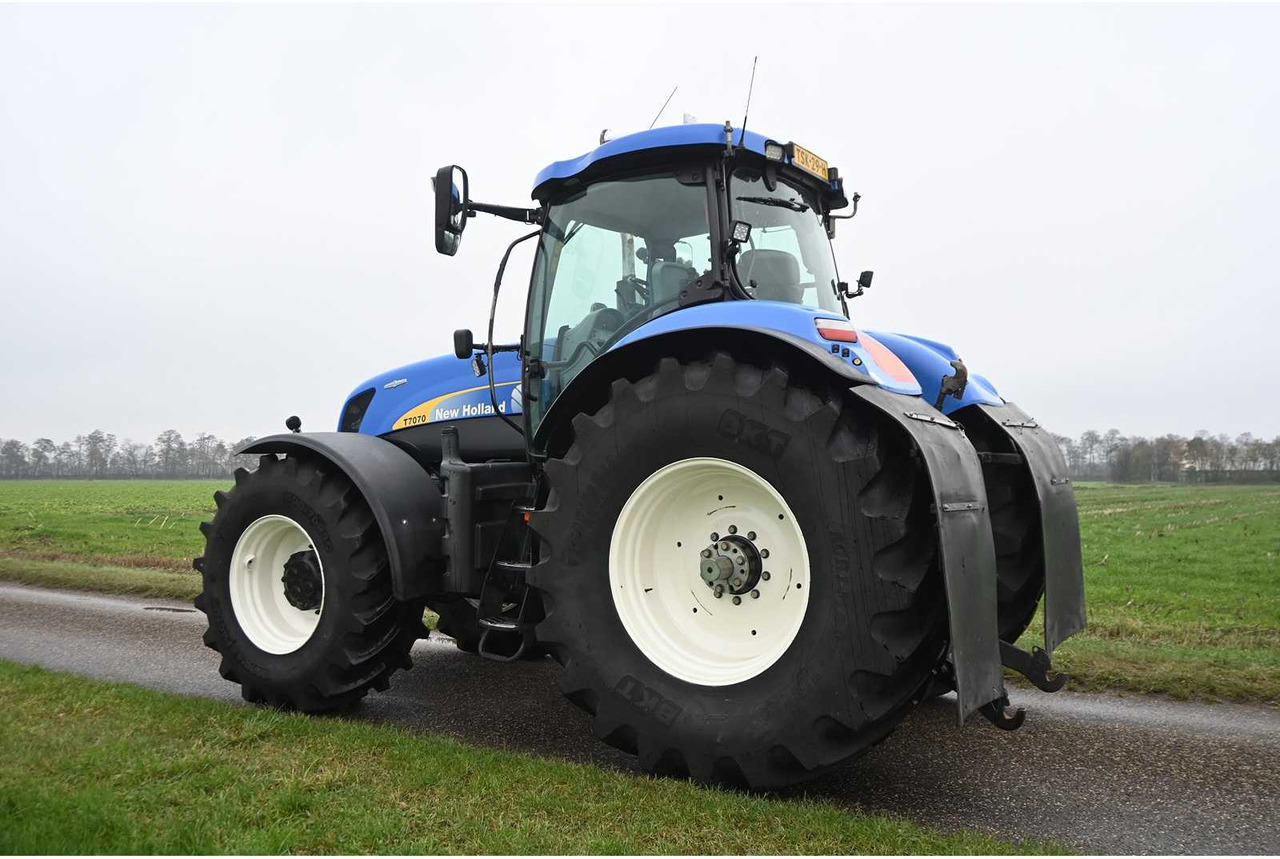 NEW HOLLAND - 2011 - T7070 - ALL-WHEEL DRIVE FARM TRACTOR - Tracteur agricole: photos 4 NEW HOLLAND - 2011 - T7070 - ALL-WHEEL DRIVE FARM TRACTOR - Tracteur agricole: photos 4