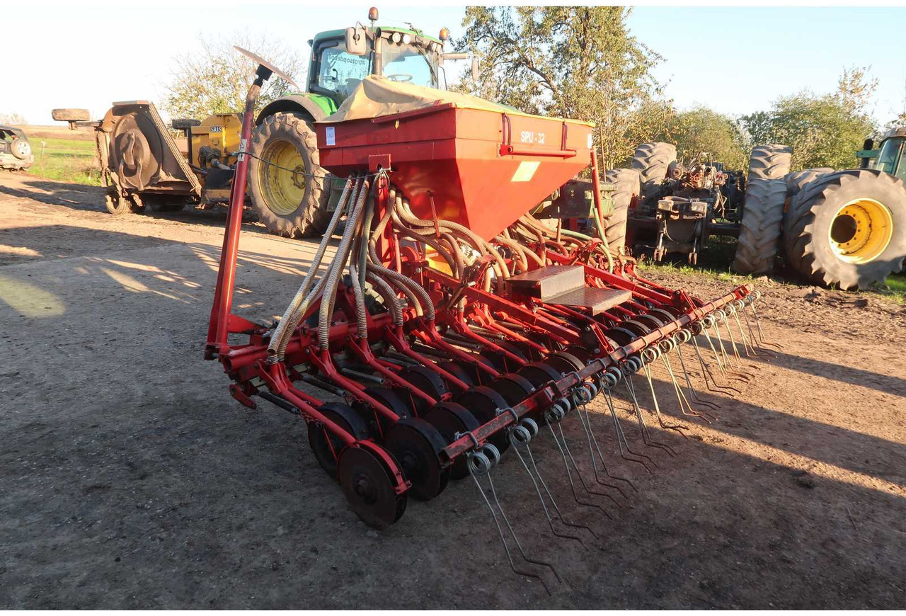 SPU 32 SPU 32 - Seeder - 2006 - 02B-DNL  (163) - Semoir/ Planteuse: photos 2 SPU 32 SPU 32 - Seeder - 2006 - 02B-DNL  (163) - Semoir/ Planteuse: photos 2