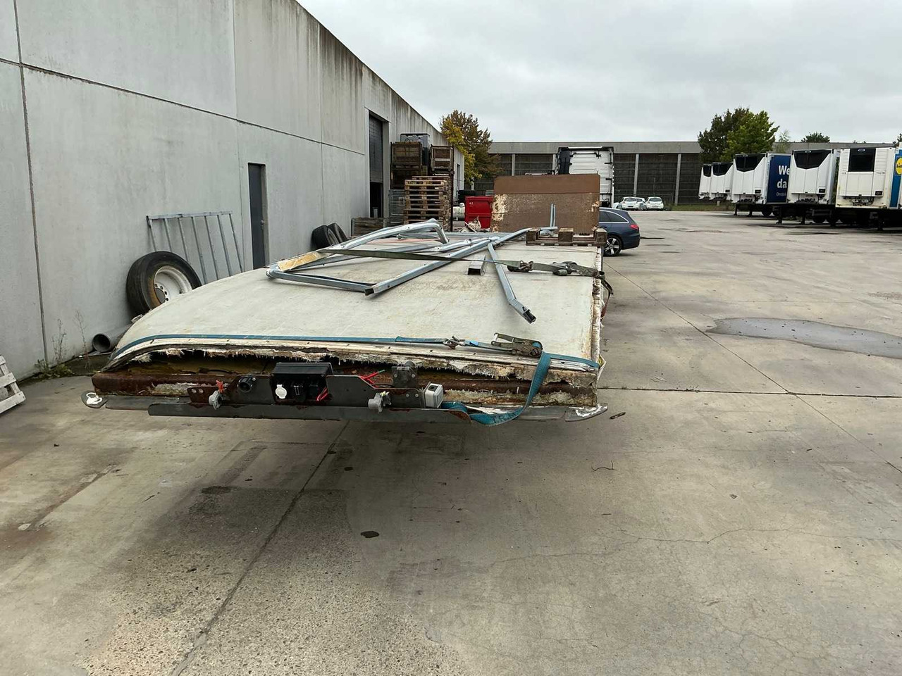 LAMBERET SEMI-TRAILER WRECK - Semi-remorque: photos 2 LAMBERET SEMI-TRAILER WRECK - Semi-remorque: photos 2