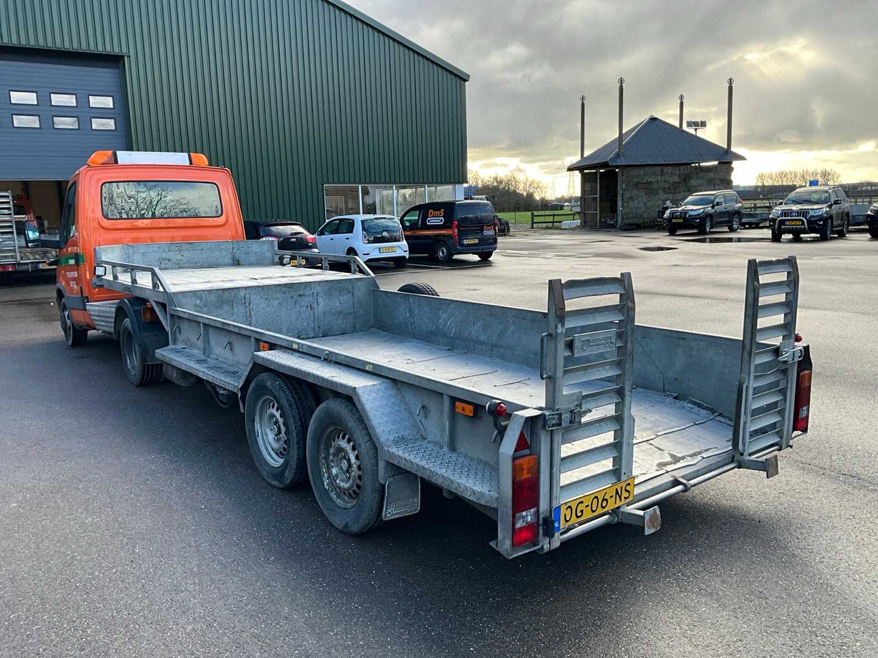 COMMERCIAL VEHICLE WITH TRAILER - Véhicule utilitaire: photos 4 COMMERCIAL VEHICLE WITH TRAILER - Véhicule utilitaire: photos 4