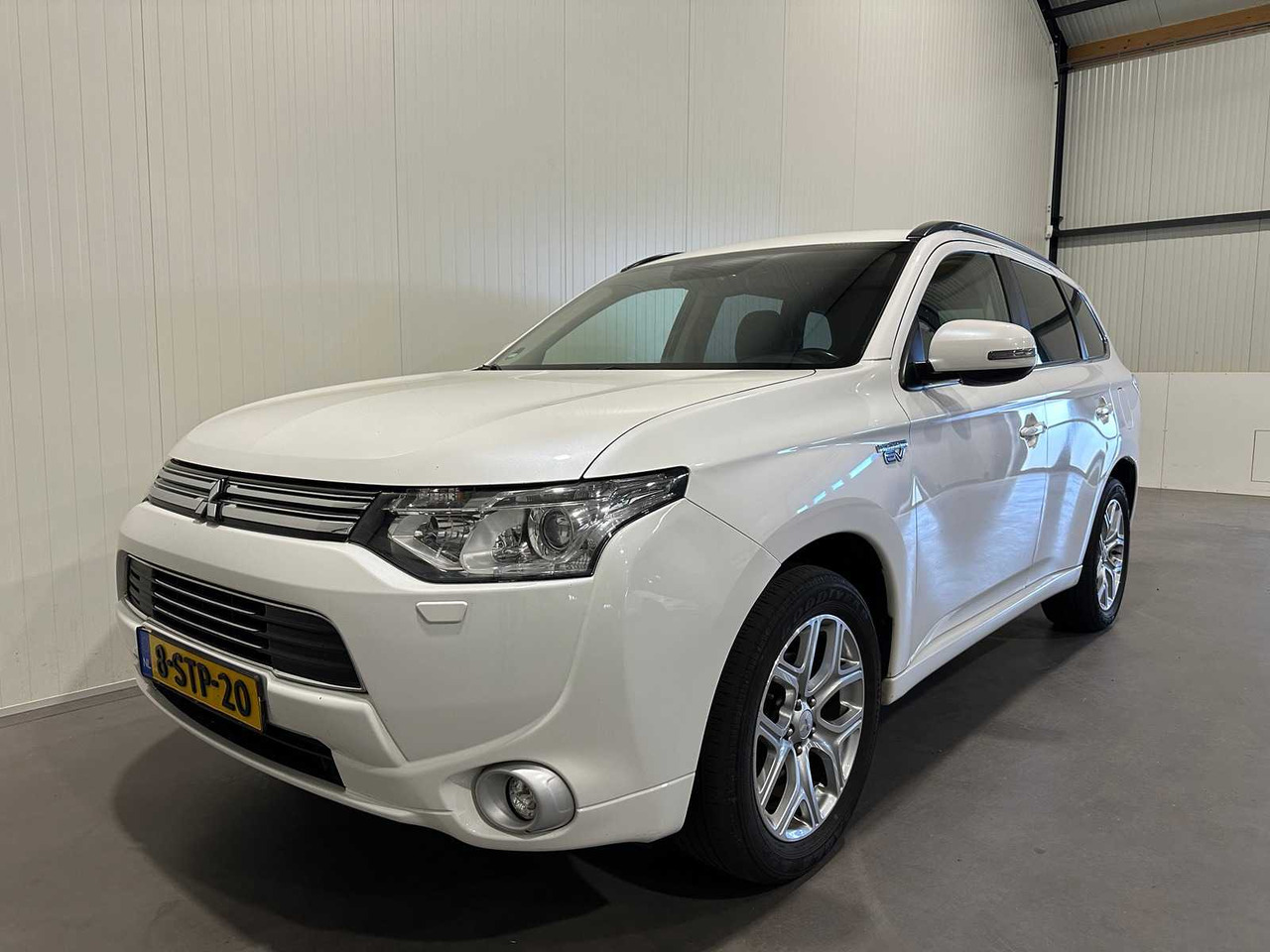 MITSUBISHI OUTLANDER 2.0 PHEV INSTYLE+ 8-STP-20 - Véhicule utilitaire: photos 1 MITSUBISHI OUTLANDER 2.0 PHEV INSTYLE+ 8-STP-20 - Véhicule utilitaire: photos 1
