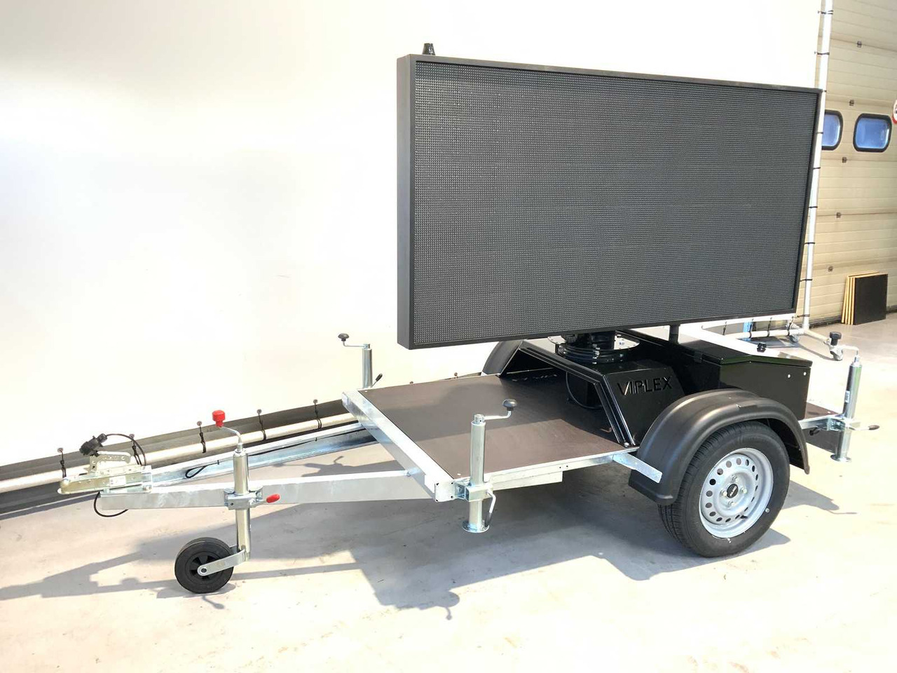 Viplex tekstkar P8 ledscherm op aanhangwagen - L'équipement de construction, Remorque: photos 2 Viplex tekstkar P8 ledscherm op aanhangwagen - L'équipement de construction, Remorque: photos 2