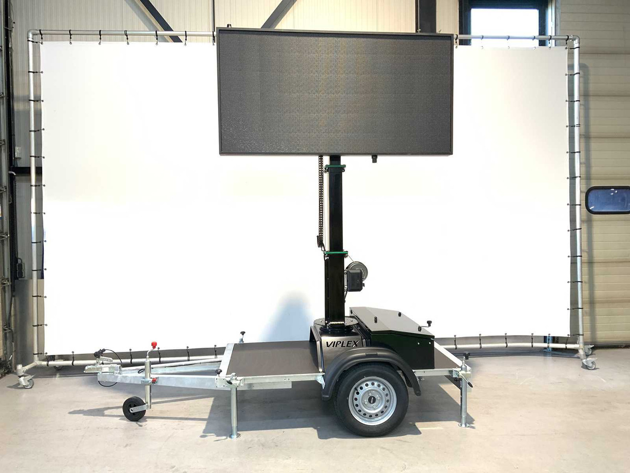 Viplex tekstkar P8 ledscherm op aanhangwagen - L'équipement de construction, Remorque: photos 4 Viplex tekstkar P8 ledscherm op aanhangwagen - L'équipement de construction, Remorque: photos 4