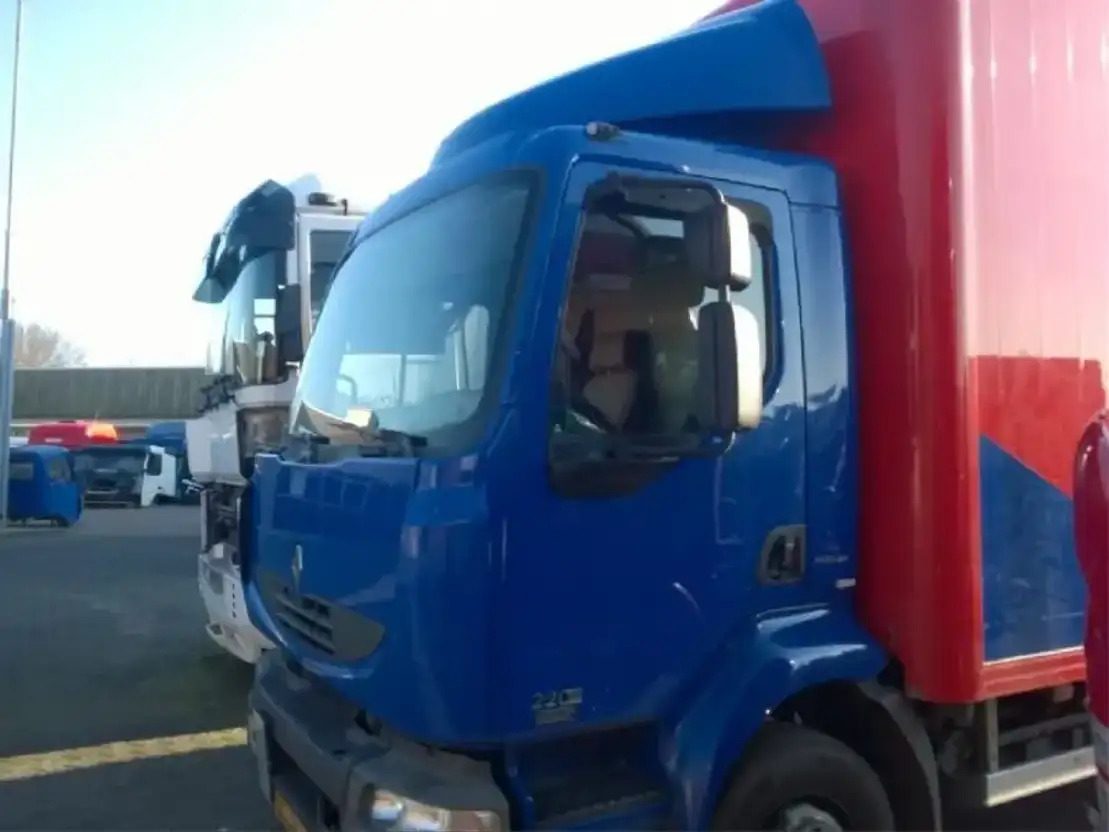 Renault C abine Midlum 220 DXI - Cabine pour Camion: photos 2 Renault C abine Midlum 220 DXI - Cabine pour Camion: photos 2