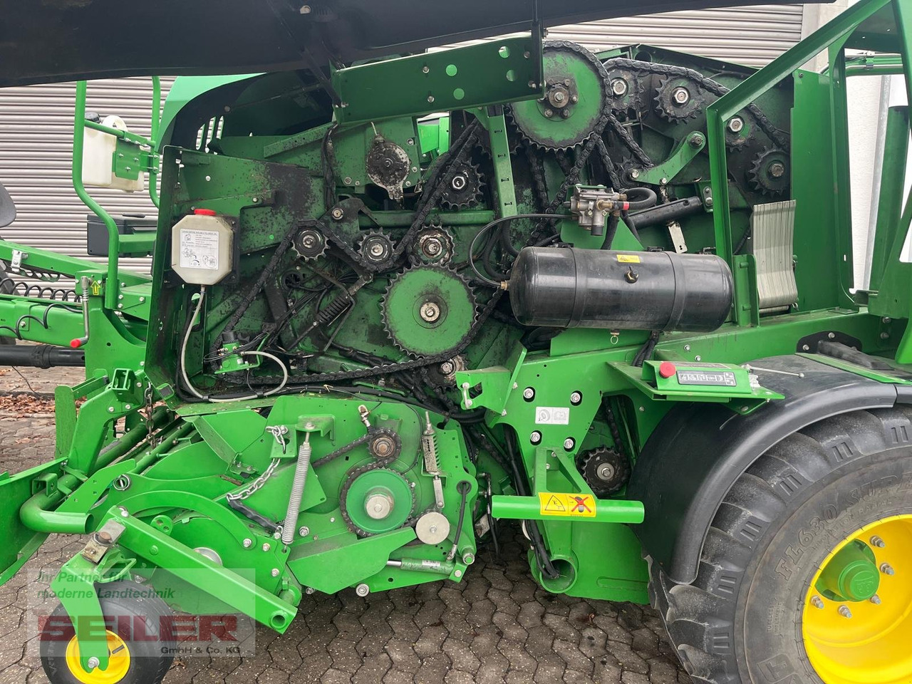 John Deere C441 R - Presse à balles rondes: photos 4 John Deere C441 R - Presse à balles rondes: photos 4