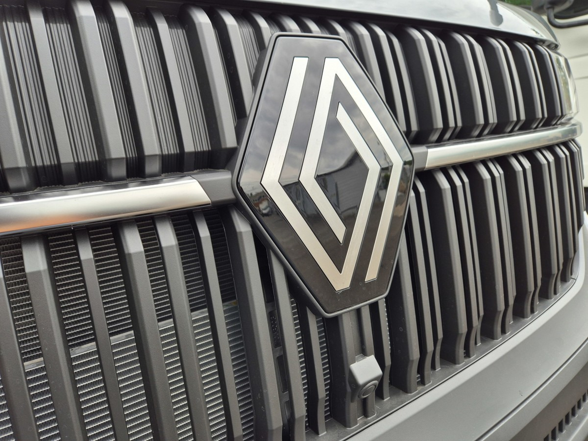 RENAULT Master L2H1 (neues Mod.) Alupritsche m. Kran - Utilitaire plateau: photos 2 RENAULT Master L2H1 (neues Mod.) Alupritsche m. Kran - Utilitaire plateau: photos 2