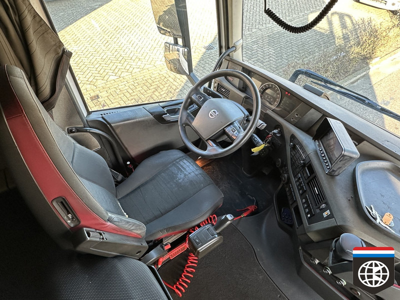 Photo d'intérieur 1: Camion ampliroll Volvo FH 460 - 6x2/4 - VDL HOOKLIFT