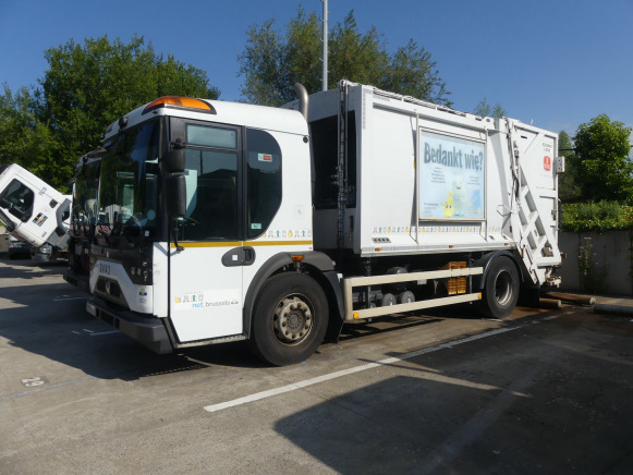 REF:8443 - Camion poubelle Renault Access (2013-128.985 km) - Benne à ordures ménagères: photos 2 REF:8443 - Camion poubelle Renault Access (2013-128.985 km) - Benne à ordures ménagères: photos 2