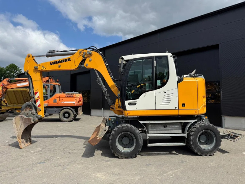Liebherr A910 compact 2018 4000 uur !! 4x4 - Pelle sur pneus: photos 1 Liebherr A910 compact 2018 4000 uur !! 4x4 - Pelle sur pneus: photos 1