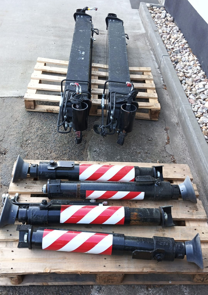 FASSI - PALFINGER - HIAB - HMF - ATLAS additional stabilizers, Zusatzabstützen - Grue auxiliaire: photos 1 FASSI - PALFINGER - HIAB - HMF - ATLAS additional stabilizers, Zusatzabstützen - Grue auxiliaire: photos 1