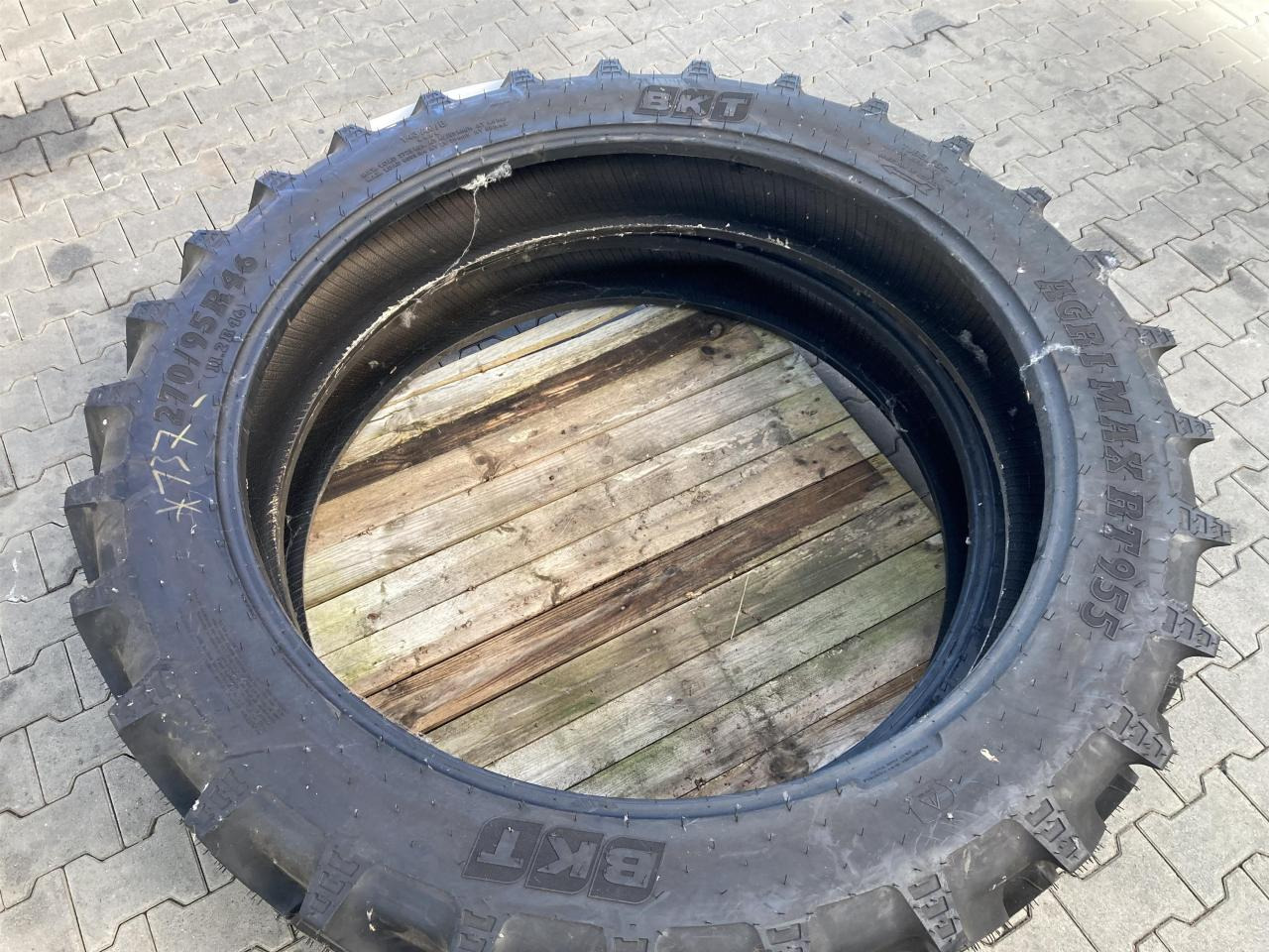BKT 270/95R46 - Pneu pour Machine agricole: photos 2 BKT 270/95R46 - Pneu pour Machine agricole: photos 2