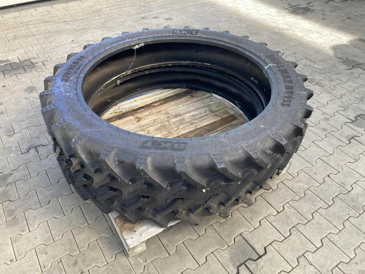 BKT 270/95R46 - Pneu pour Machine agricole: photos 1 BKT 270/95R46 - Pneu pour Machine agricole: photos 1