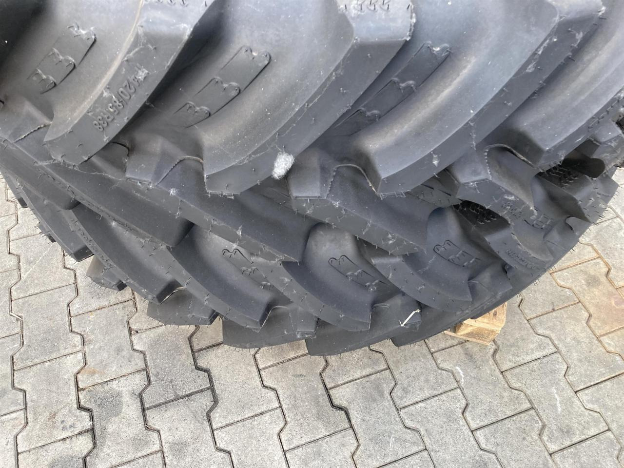 BKT 420/85R38 - Pneu pour Machine agricole: photos 2 BKT 420/85R38 - Pneu pour Machine agricole: photos 2