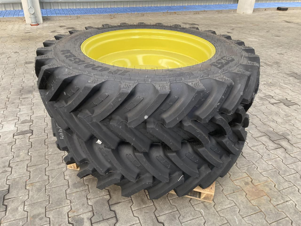 BKT 420/85R38 - Pneu pour Machine agricole: photos 1 BKT 420/85R38 - Pneu pour Machine agricole: photos 1