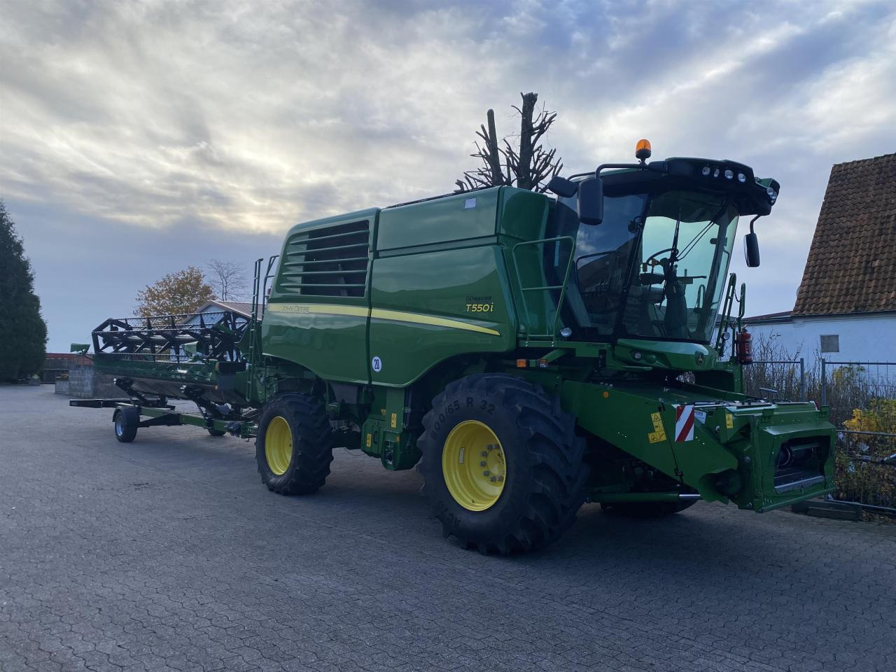 John Deere T550 - Moissonneuse-batteuse: photos 1 John Deere T550 - Moissonneuse-batteuse: photos 1